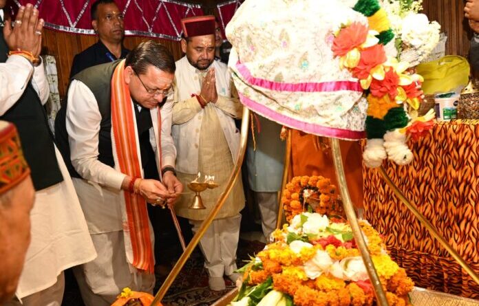 सीएम ने की बाबा विश्वनाथ से प्रधानमंत्री के स्वस्थ एवं दीर्घायु जीवन की कामना