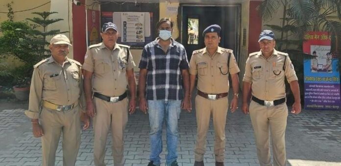 जमीन की धोखाधडी में फरार आरोपी चढ़ा पुलिस के हत्थे