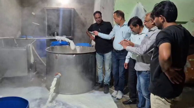  फैक्ट्री में छापेमारी का भारी मात्रा में नकली पनीर पकड़ा