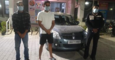 कार से तमंचा लहराने के आरोप दो सगे भाईयों सहित तीन गिरफ्तार
